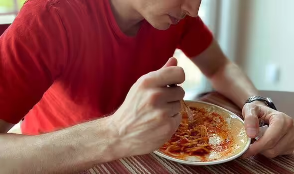 student-dies-food-poisoning-bacterium-pasta-dish-spaghetti-tomato-sauce-health-news-risk-reheating-food-4958952
